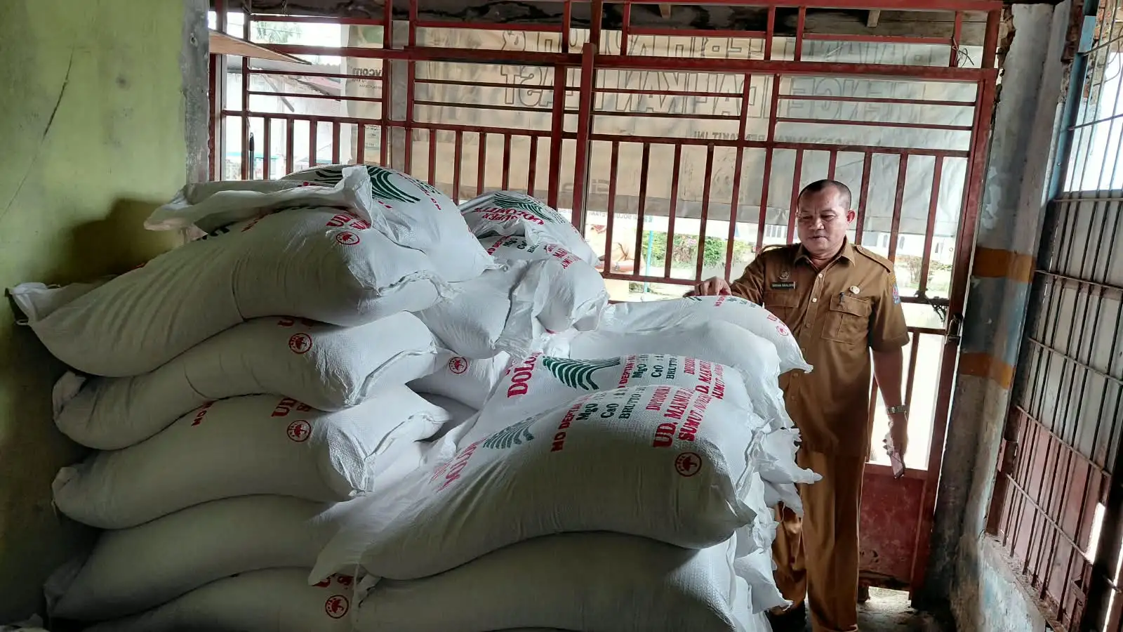 Staf Ahli Misran Sihaloho Tinjau Gudang Pupuk di Hamparan Perak, susul keluhan warga